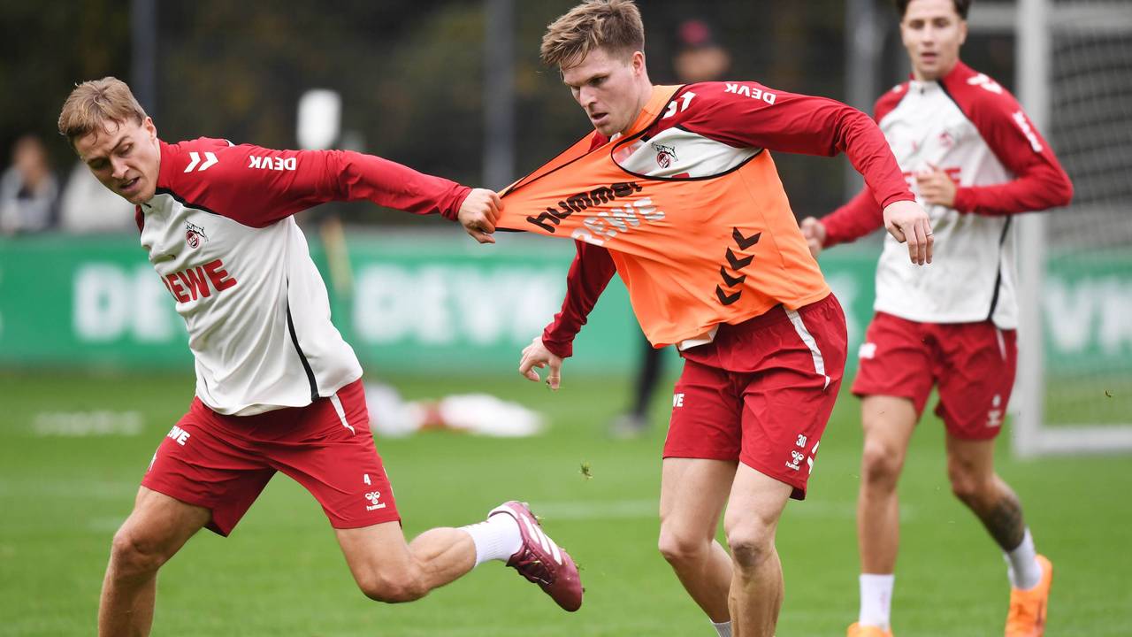 Timo Hübers zieht Marius Bülter im Trainings am Leibchen.