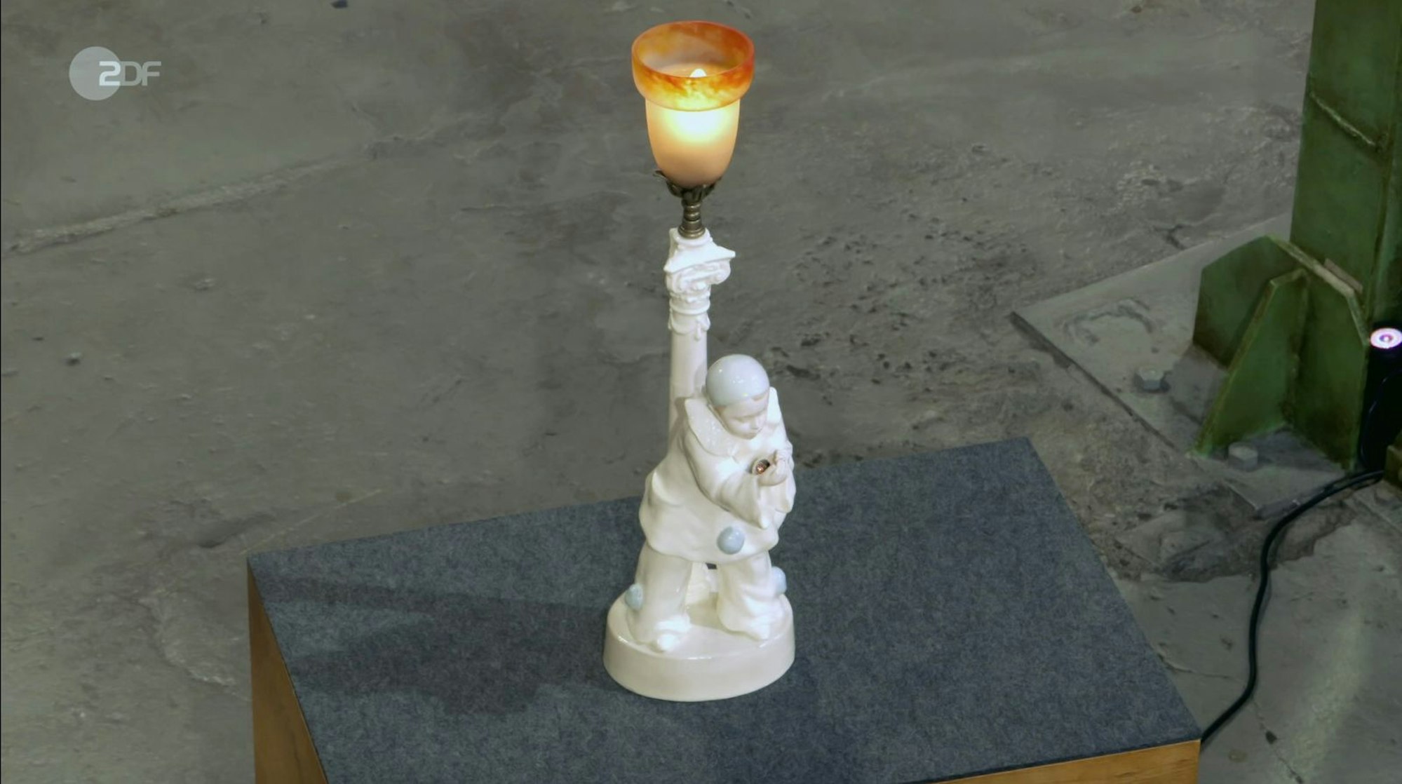 Eine Leuchte mit Pierrot aus Keramik (französischer Bildhauer Adolphe-Jean Lavergne) wurde von Goldscheider in Wien zwischen 1905 und 1910 produziert. Colmar Schulte-Goltz erkannte viele Abplatzungen und schätzte den Wert auf 150 bis 200 Euro. Gewünscht wurden eigentlich 300 Euro. Am Ende zahlte Händler Suppes 220 Euro.
(Bild: ZDF)