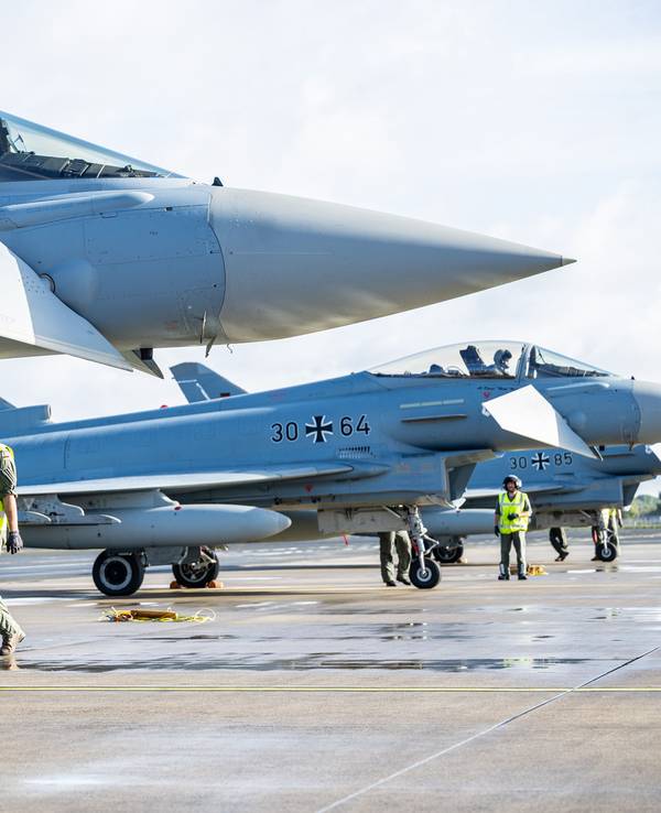 Zwei Kampfjets stehen auf einem Rollfeld.