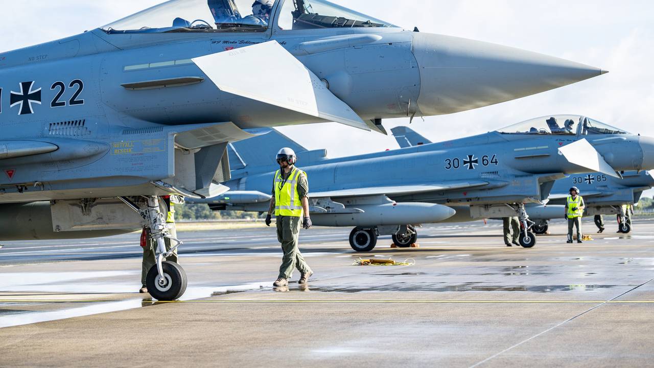 Zwei Kampfjets stehen auf einem Rollfeld.