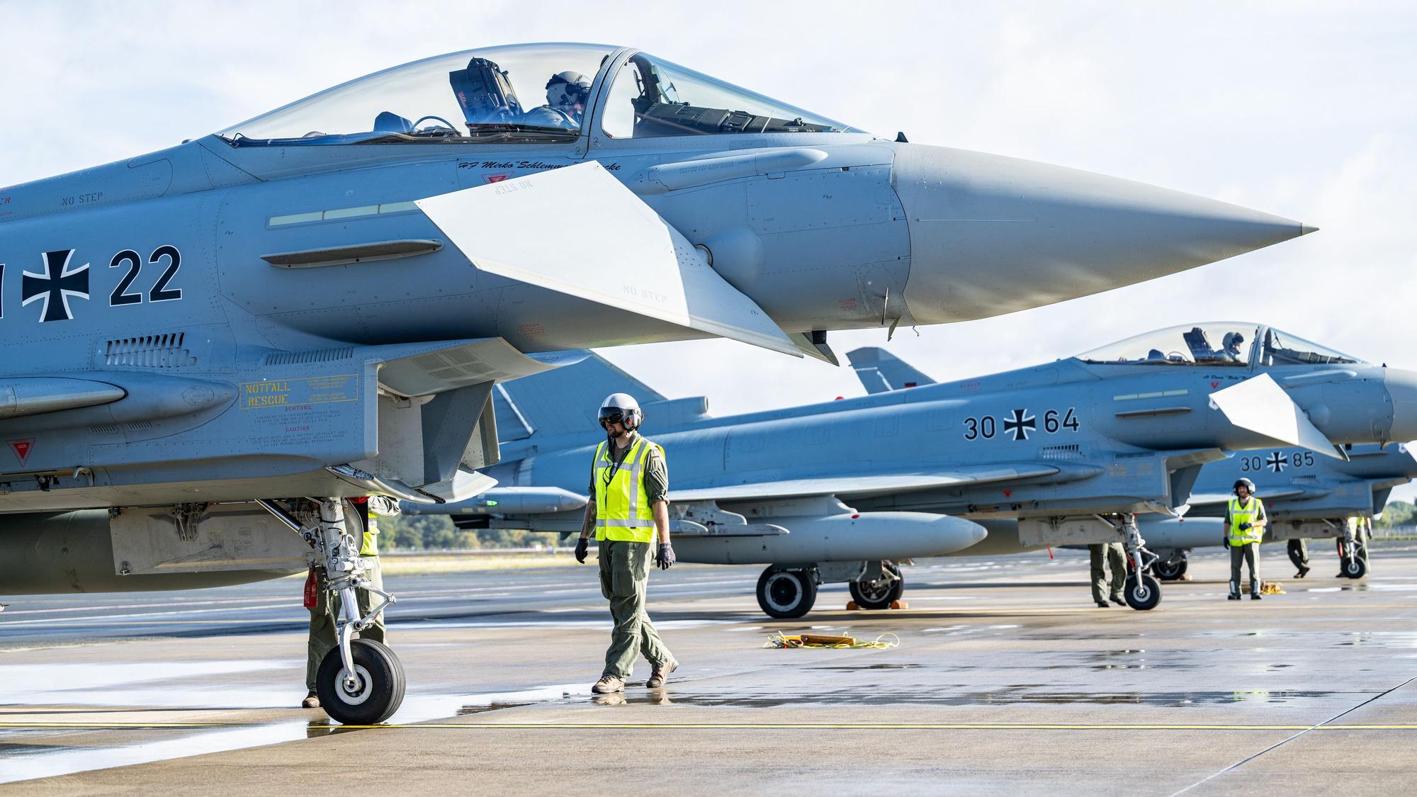 Zwei Kampfjets stehen auf einem Rollfeld.