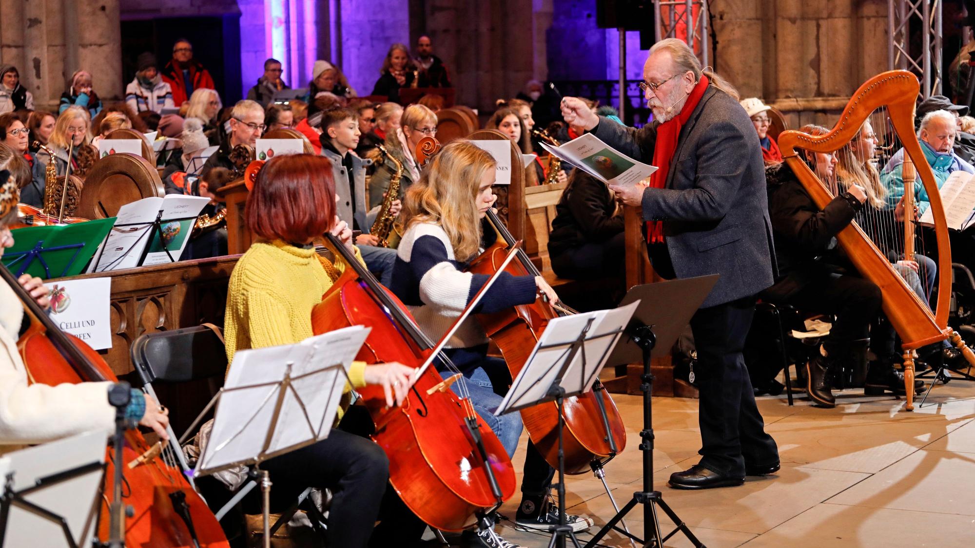 Janus Fröhlich dirigiert Musiker im Dom.