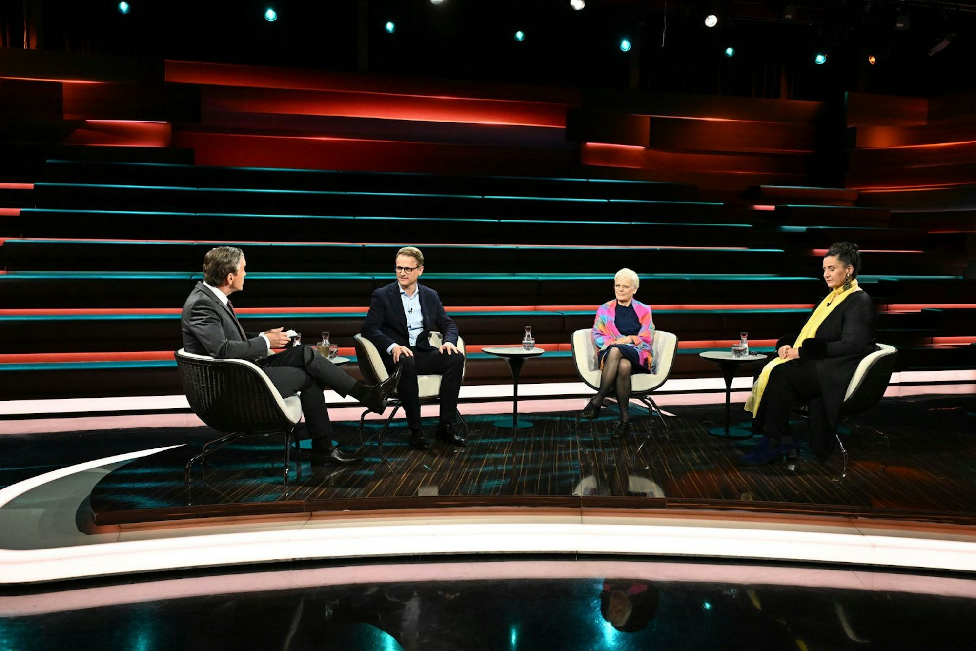 Im ZDF-Talk diskutierten am Dienstag, von links: Moderator Markus Lanz, Carsten Linnemann, Ulrike Hermann und Efrat Machikawa. (Bild: ZDF / Cornelia Lehmann)
