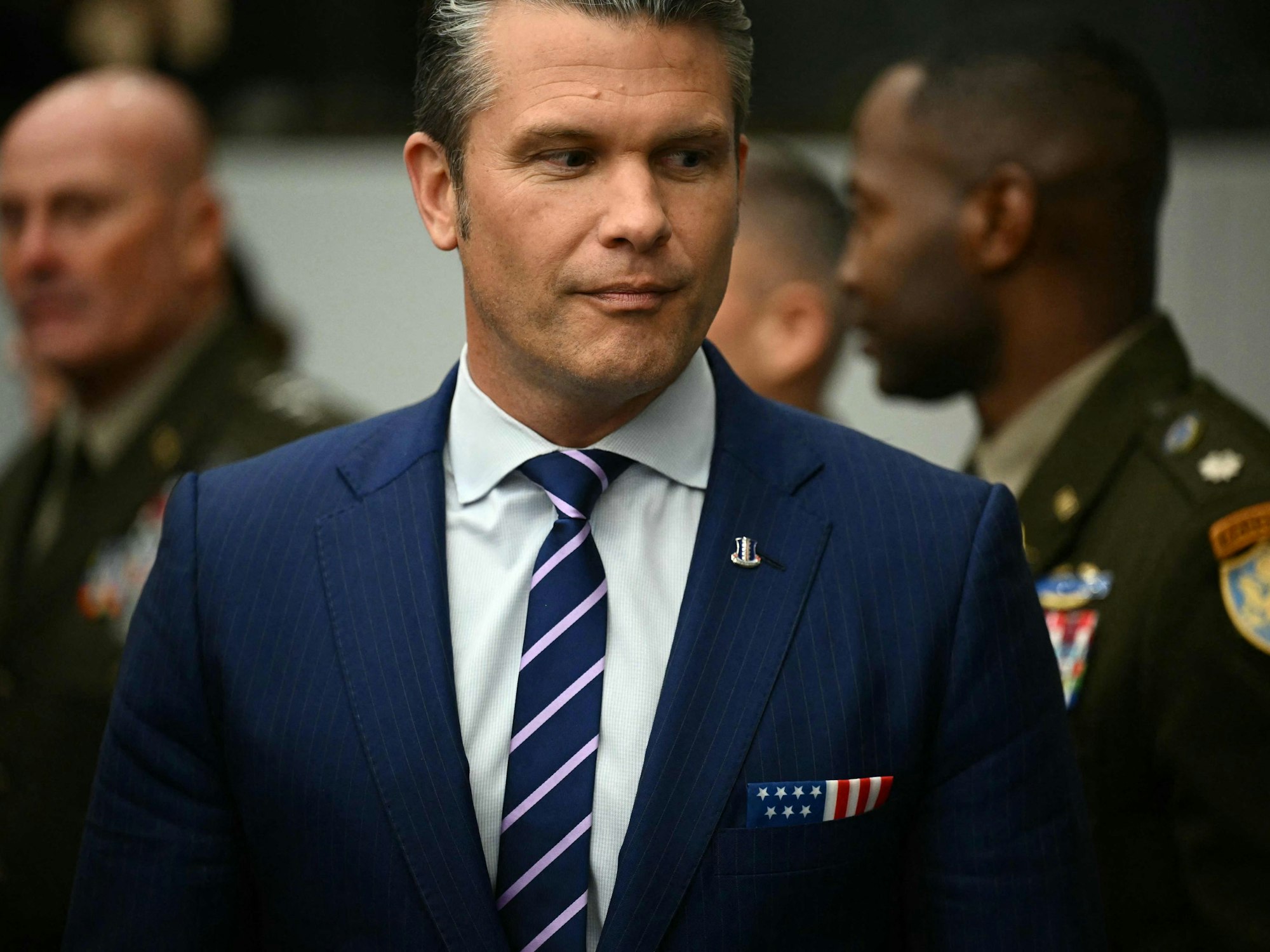 US-Verteidigungsminister Pete Hegseth steht vor anderen Personen.