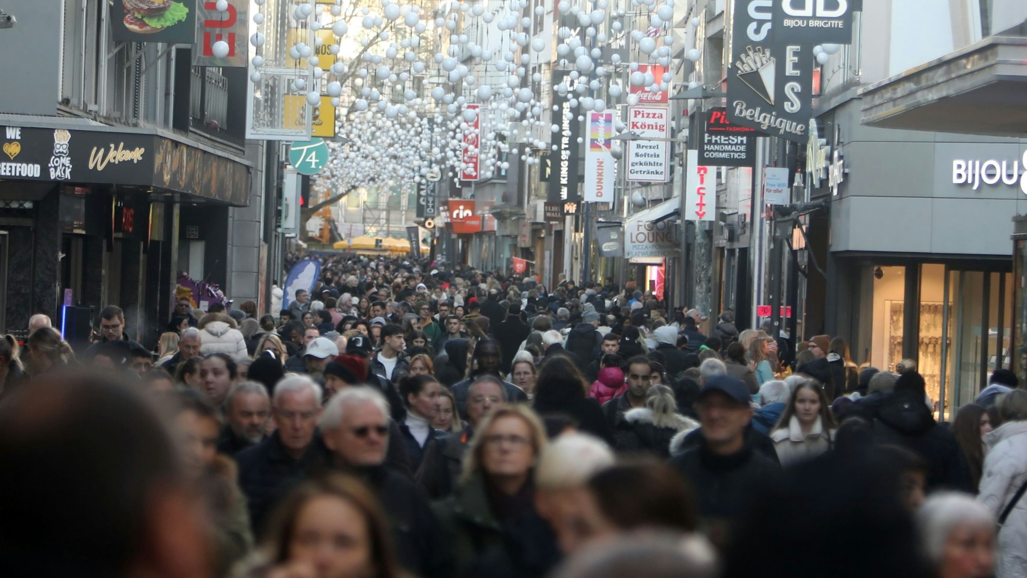 Ein Blick auf die Hohe Straße. Die Einwohnerzahl in Köln wird laut Prognose künftig schrumpfen.