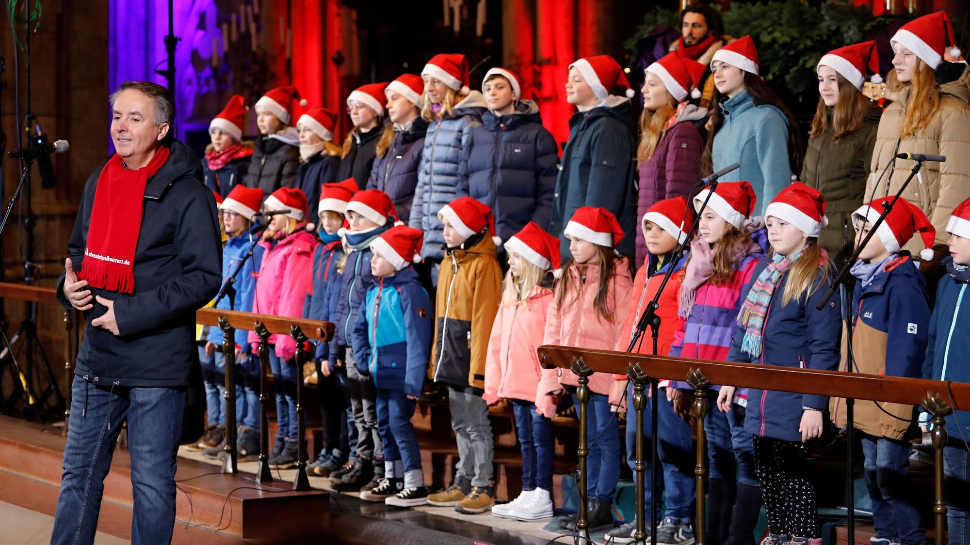 Michael Kokott mit den Lucky Kids im Kölner Dom.