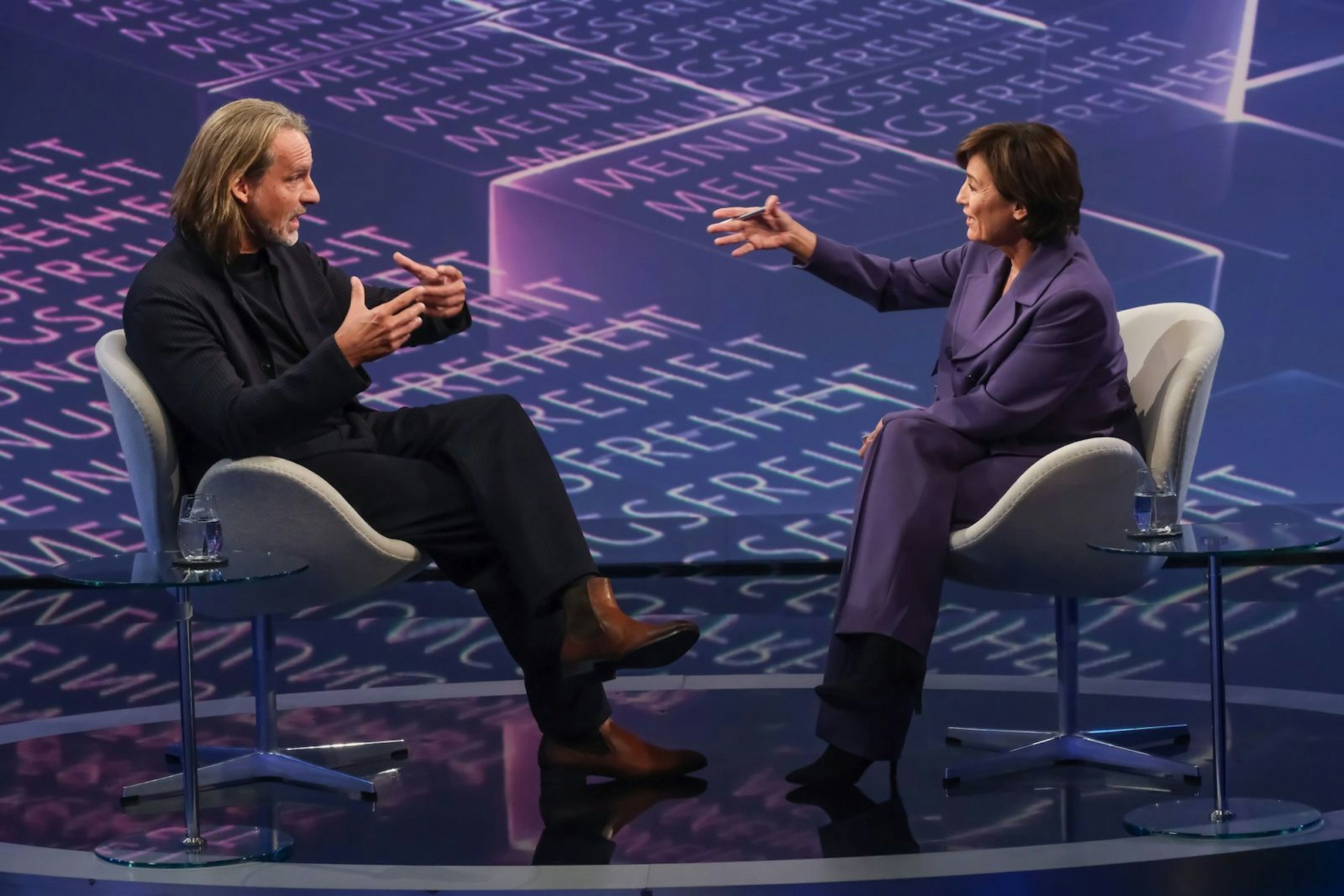 Richard David Precht hat sich mit Sandra Maischberger zum Thema Meinungsfreiheit unterhalten. (Bild: WDR / Oliver Ziebe)