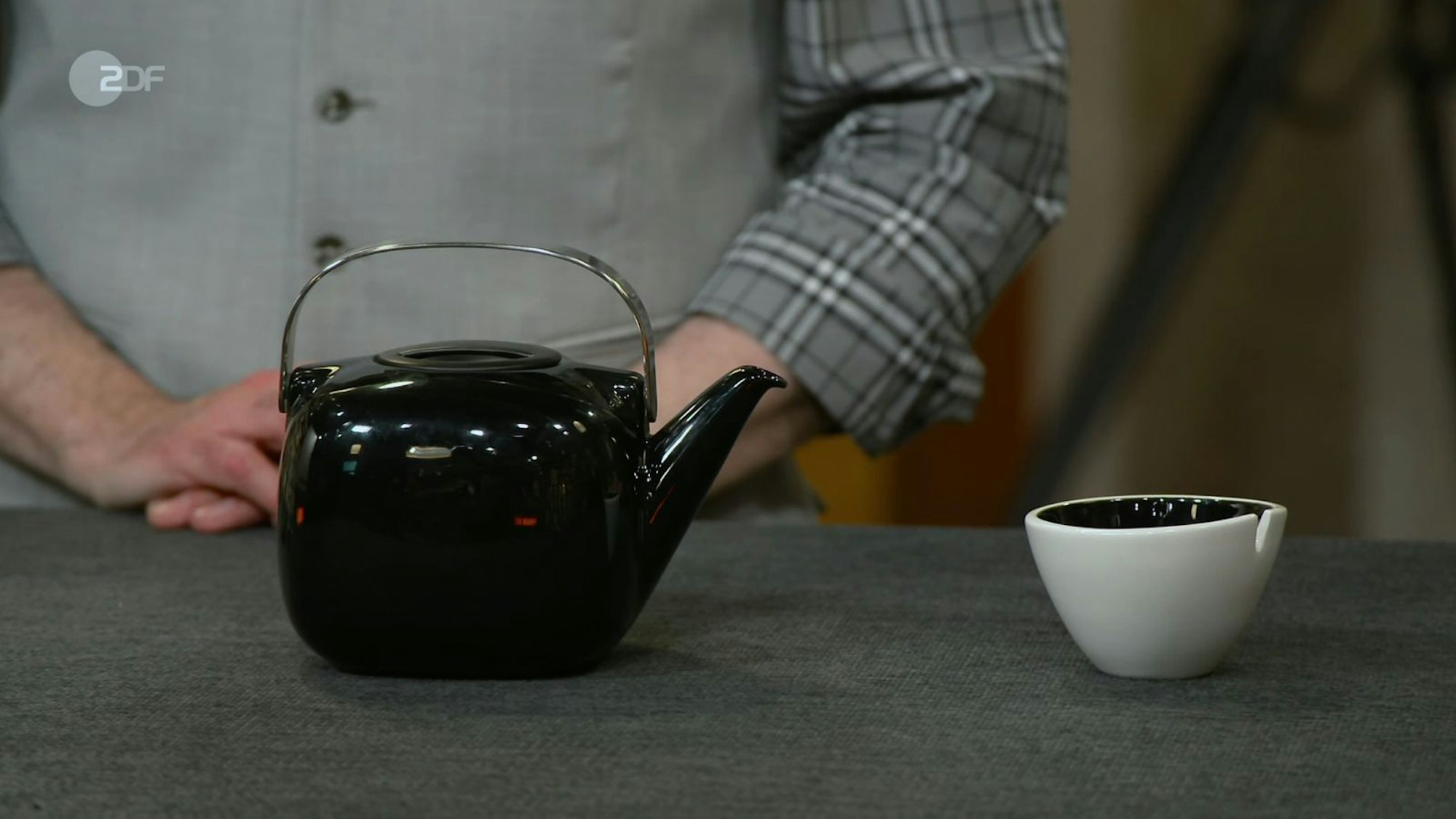 Die „weltbekannte Teekanne“ mit dem Titel „Suomi“ hatte der finnische Designer Timo Sarpaneva 1973 für Rosenthal entworfen. Der Aschenbecher „Parabol“ stammte von Trude Petri (KPM Berlin, 1950). Gewünscht wurden 300 Euro. Colmar Schulte-Goltz schätzte 250 Euro. Julian Schmitz-Avila zahlte 150 Euro. (Bild: ZDF)
