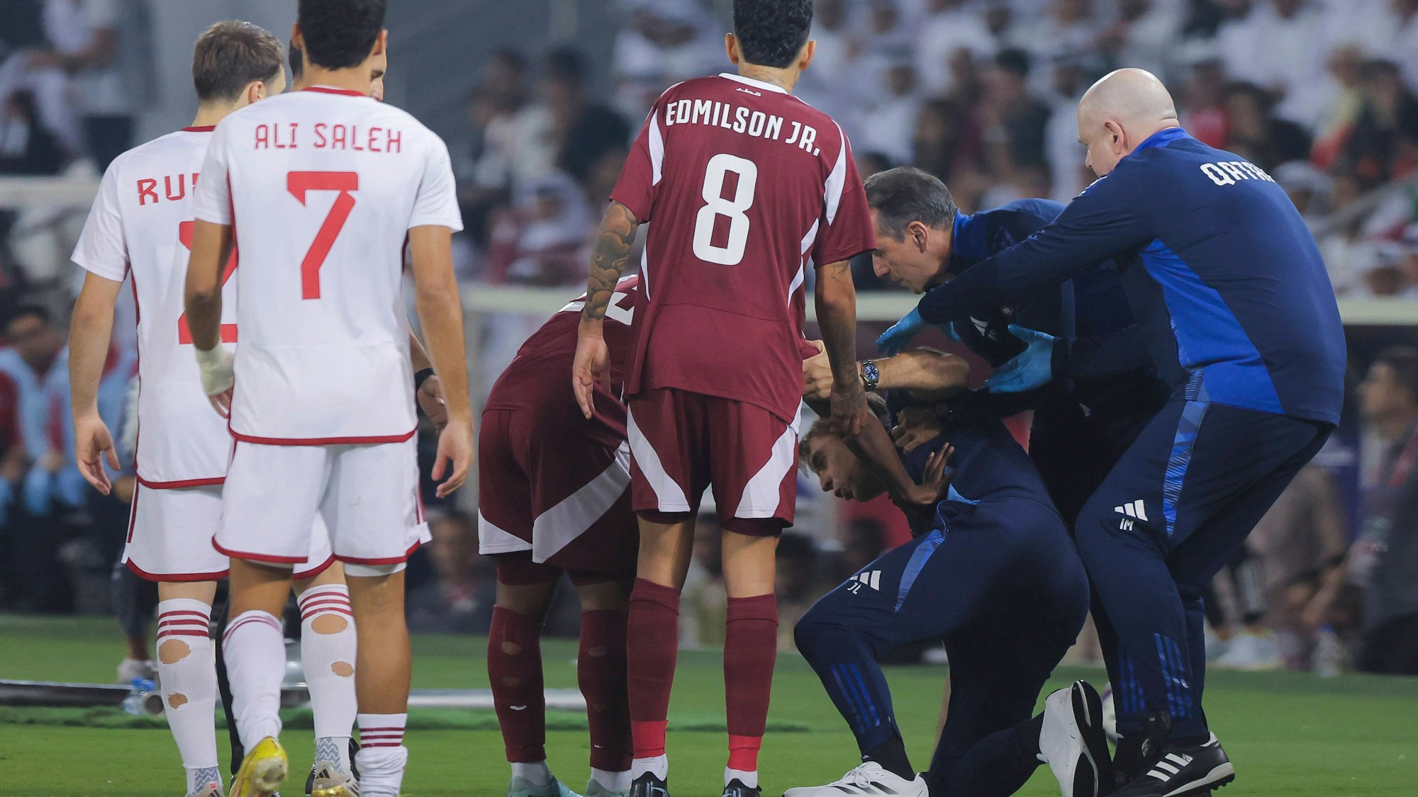 Nach dem Kopftreffer kümmern sich Staff und Spieler um Trainer Julen Lopetegui.