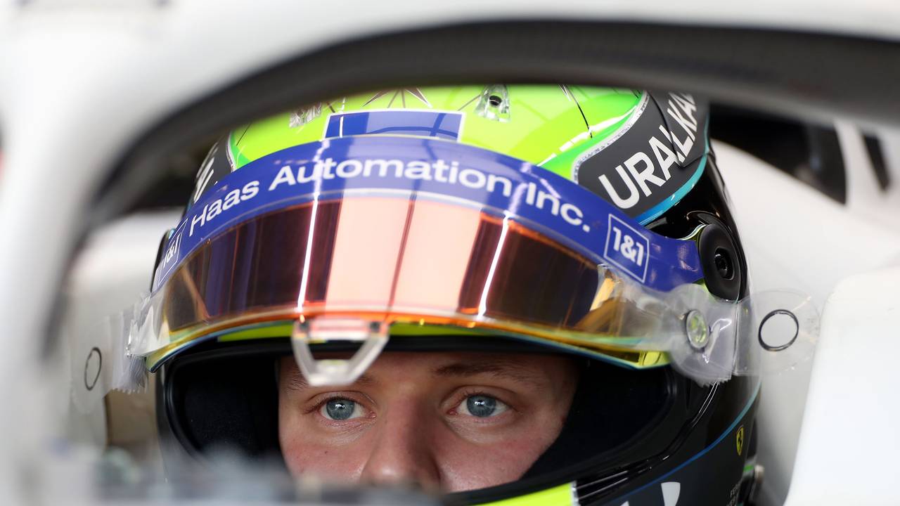 Spanien, Montmelo: Mick Schumacher sitzt in einem Formel-1-Wagen