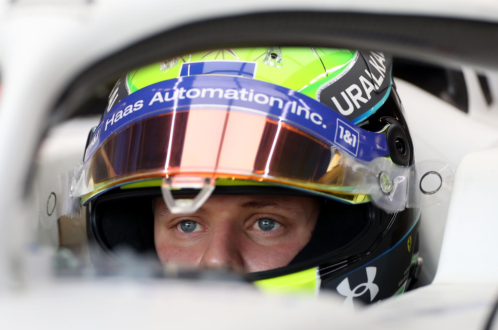 Spanien, Montmelo: Mick Schumacher sitzt in einem Formel-1-Wagen