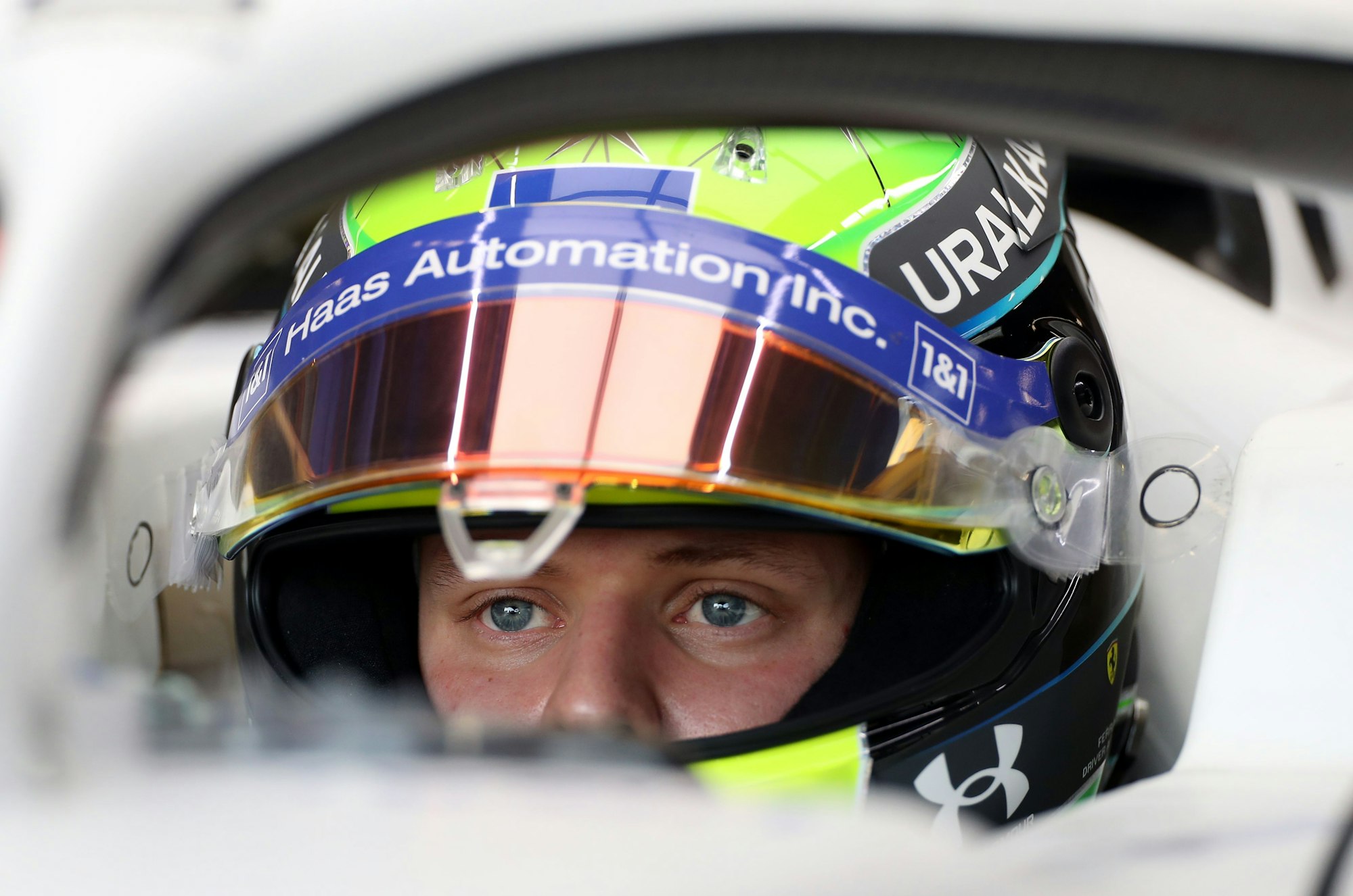 Spanien, Montmelo: Mick Schumacher sitzt in einem Formel-1-Wagen