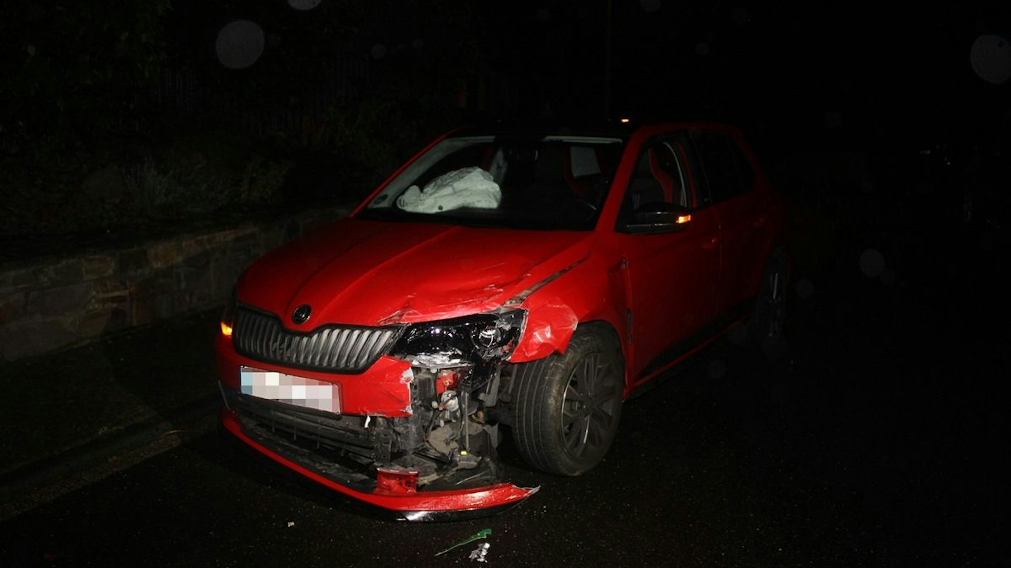 Ein Polizeiauto sichert eine Unfallstelle.