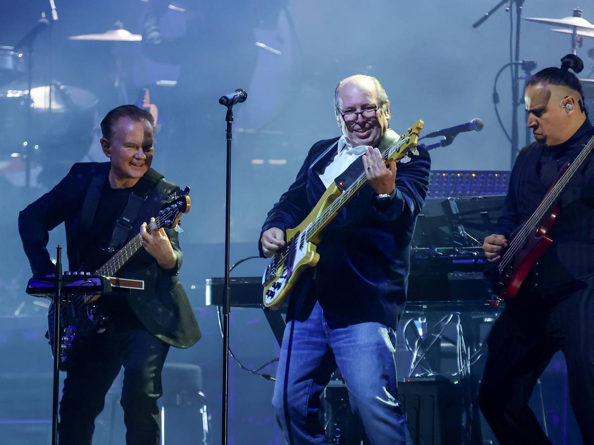 Hans Zimmer mit zwei Musikern auf der Bühne in der Lanxess-Arena.