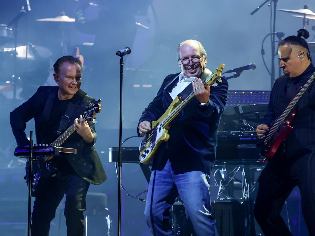 Hans Zimmer mit zwei Musikern auf der Bühne in der Lanxess-Arena.