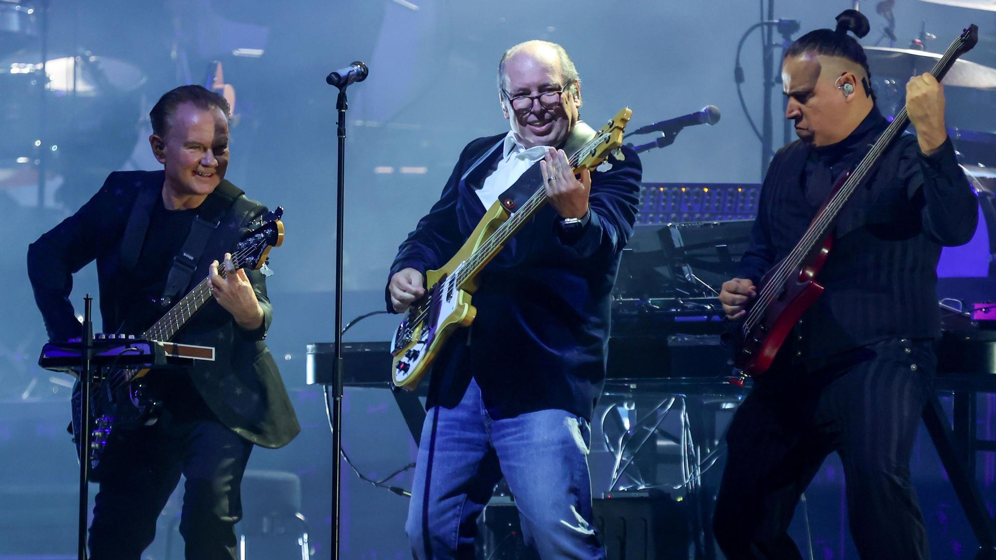 Hans Zimmer mit zwei Musikern auf der Bühne in der Lanxess-Arena.