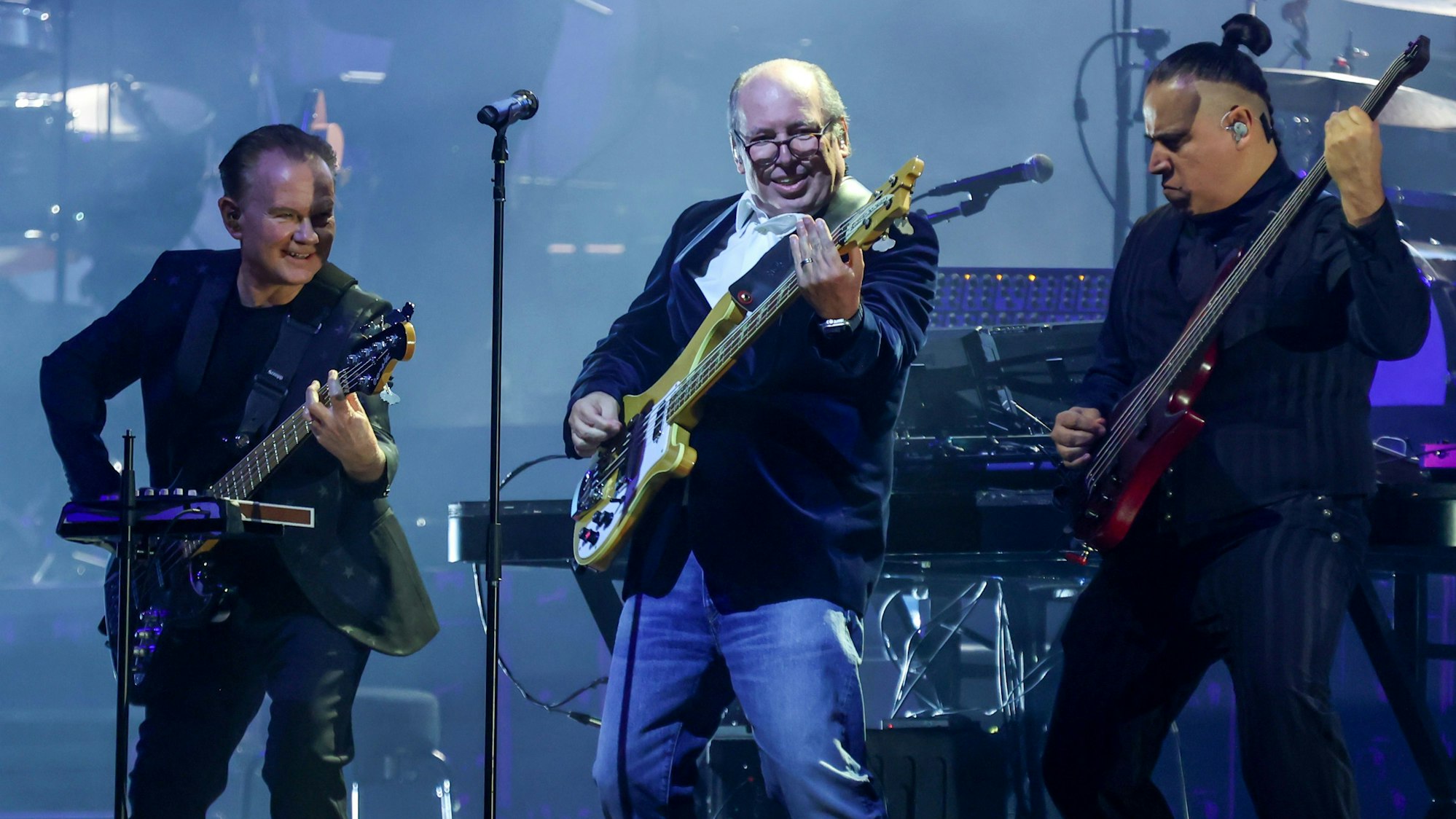 Hans Zimmer mit zwei Musikern auf der Bühne in der Lanxess-Arena.