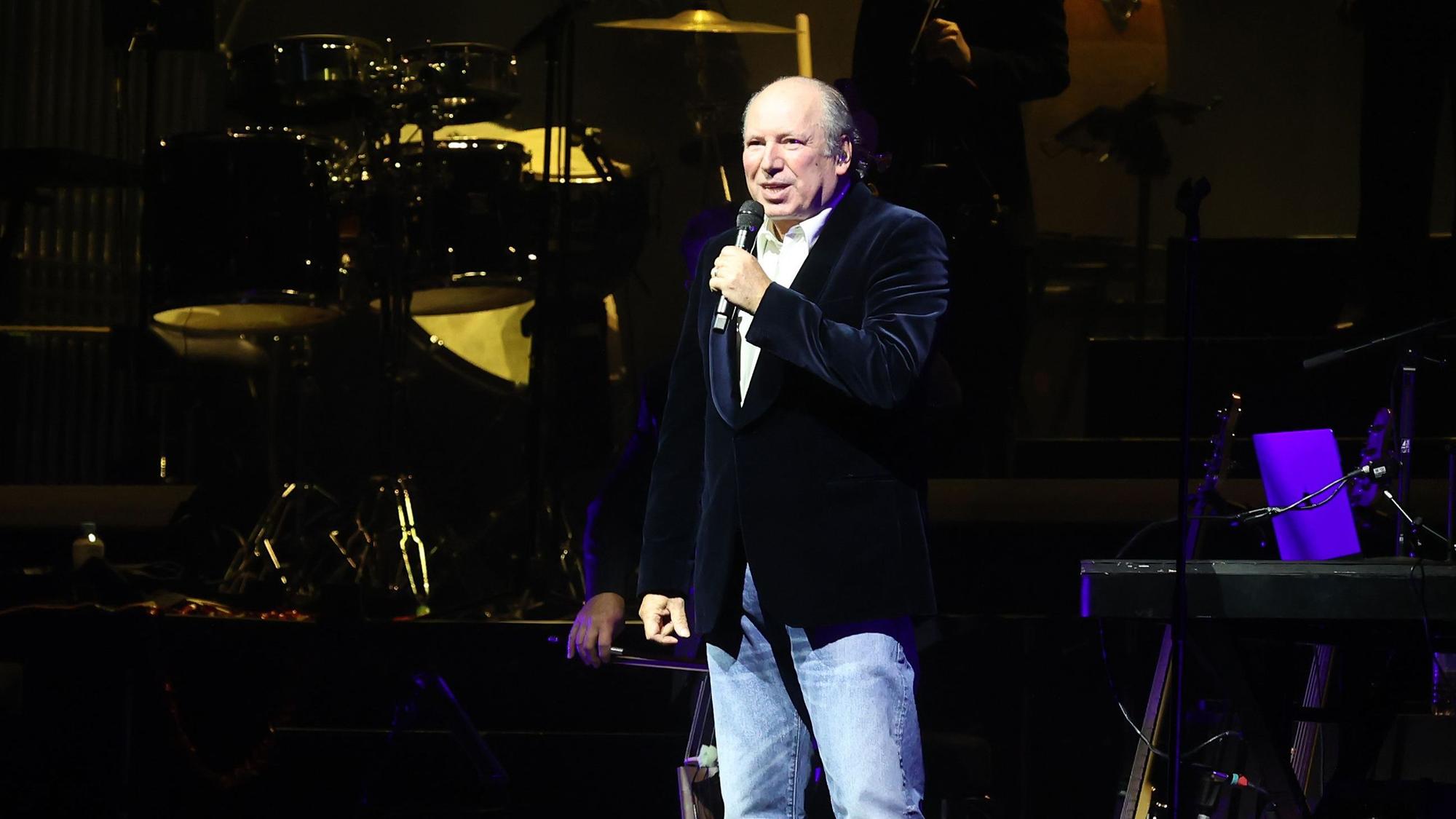 Hans Zimmer spricht auf der Bühne der Lanxess-Arena.