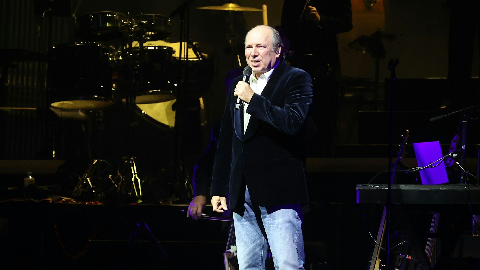 Hans Zimmer spricht auf der Bühne der Lanxess-Arena.