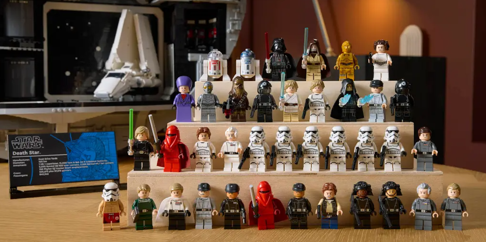 Alle 38 Lego-Figuren aus dem Star Wars Todesstern Set (75419) vor dem Sets aufgestellt.