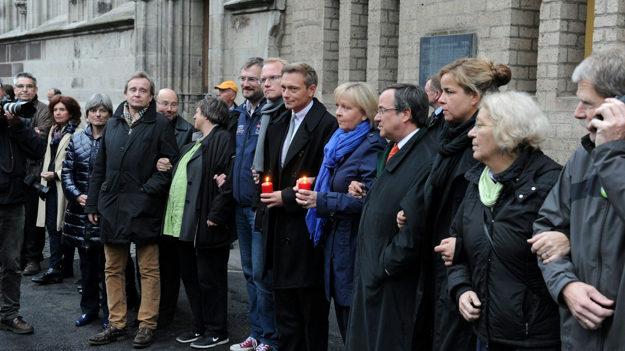Menschenkette nach dem Attentat auf Henriette Reker