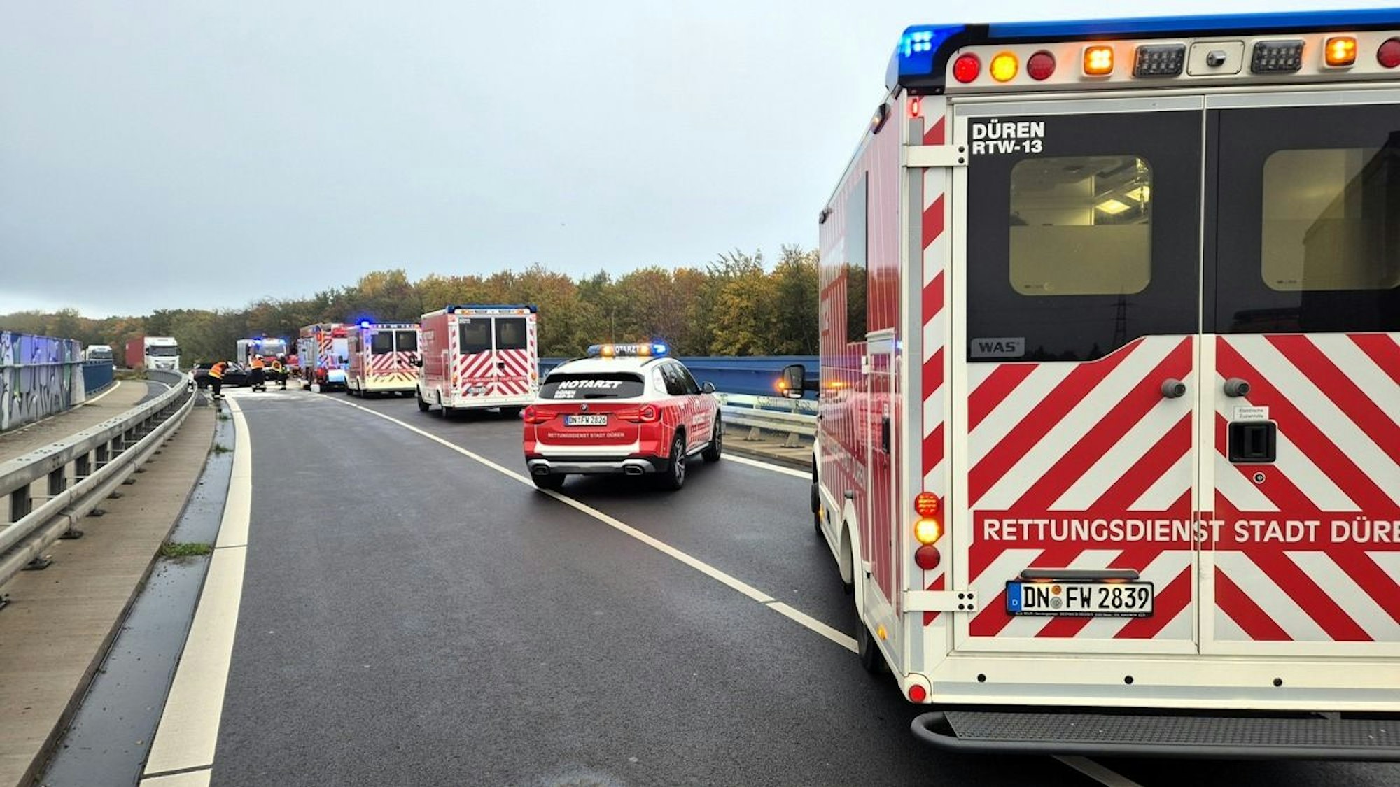 Zwei verunfallte Autos auf der B264.