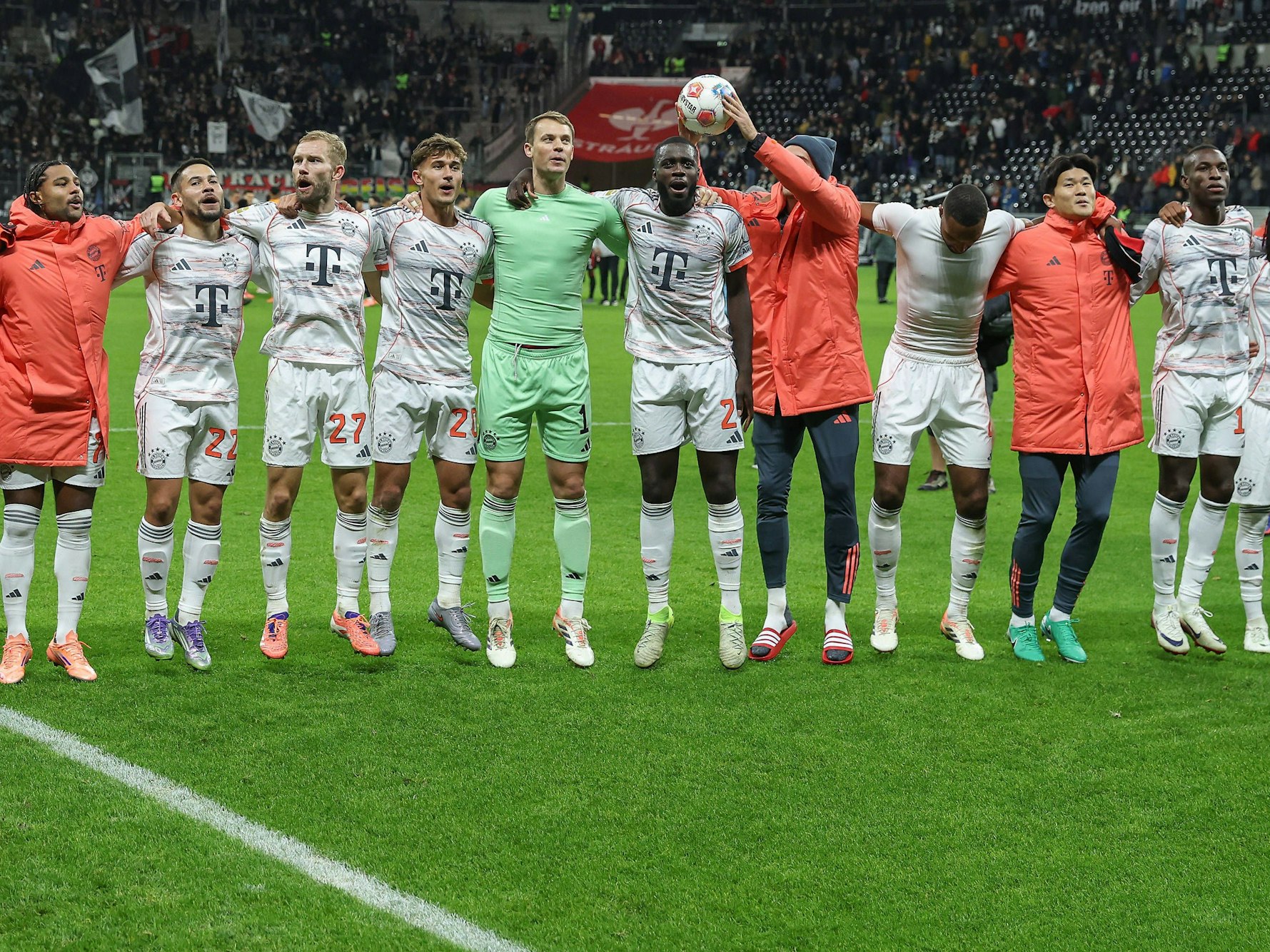 Die Mannschaft des FC Bayern München jubelt nach dem Erfolg gegen Eintracht Frankfurt.