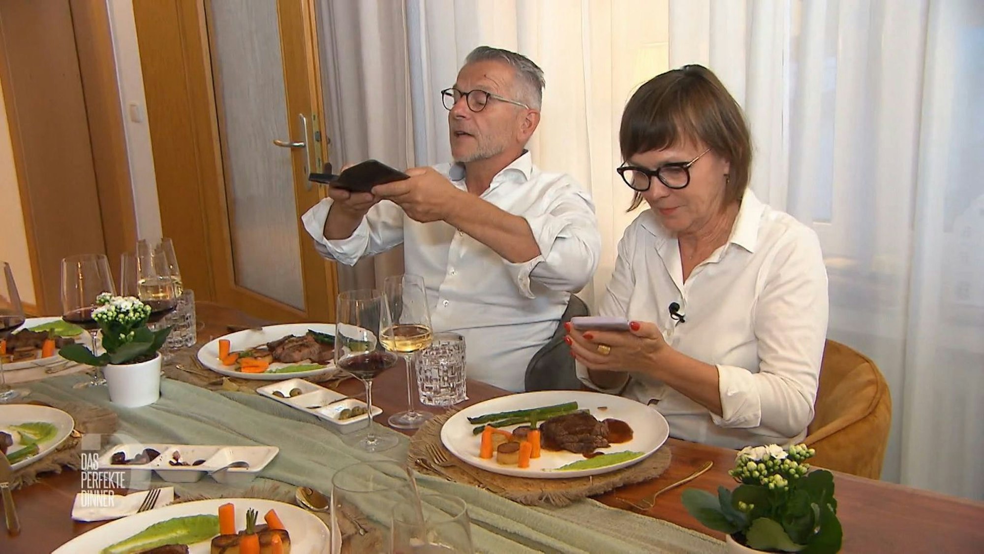 Die hübsch angerichtete Hauptspeise muss einfach für die Ewigkeit festgehalten werden.
(Bild: RTL)
