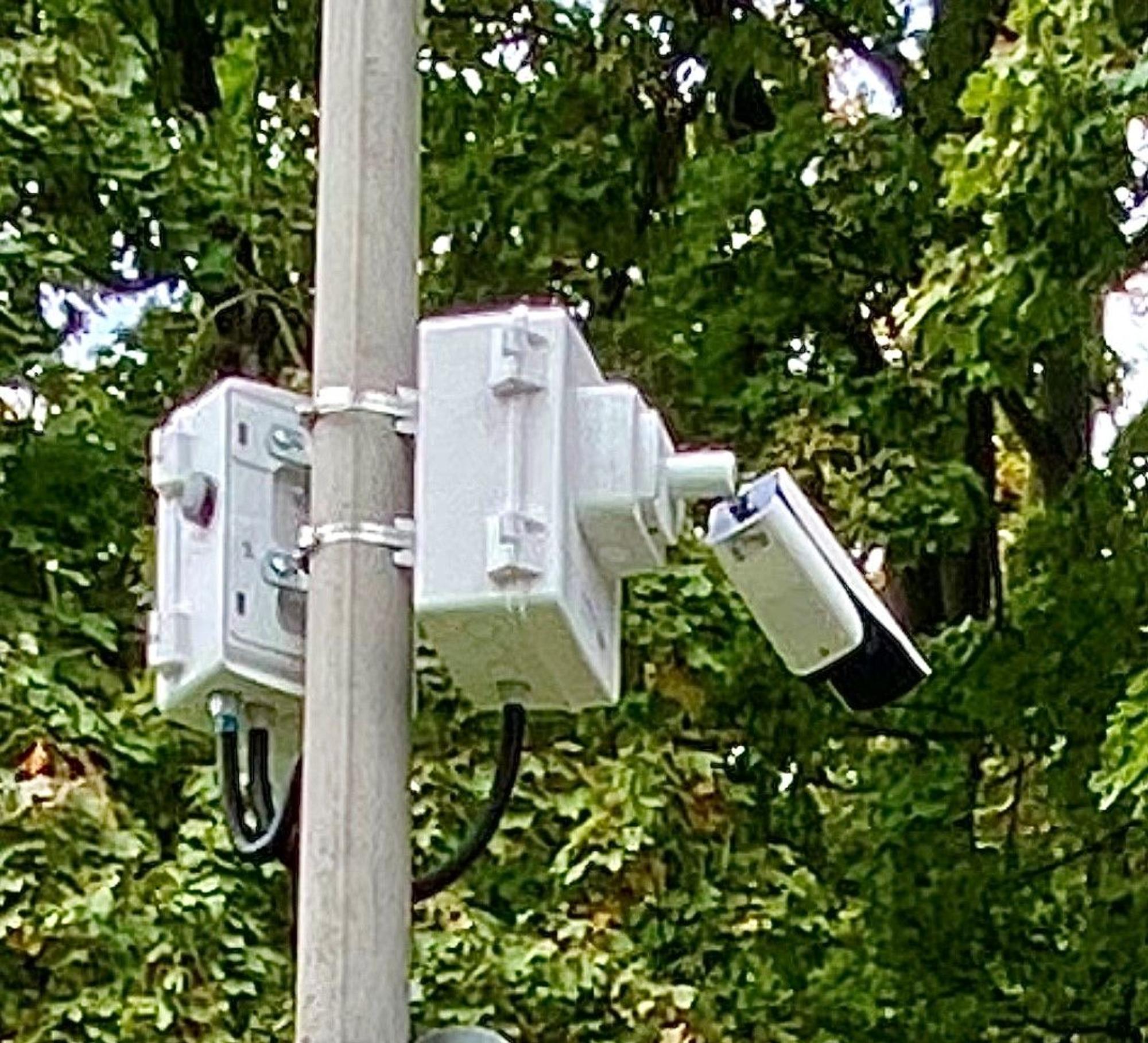 Hightech in der Idylle: Kameras überwachen den Parkraum am Haus am See, die als Kennzeichenscanner Tag und Nacht im Einsatz sind.