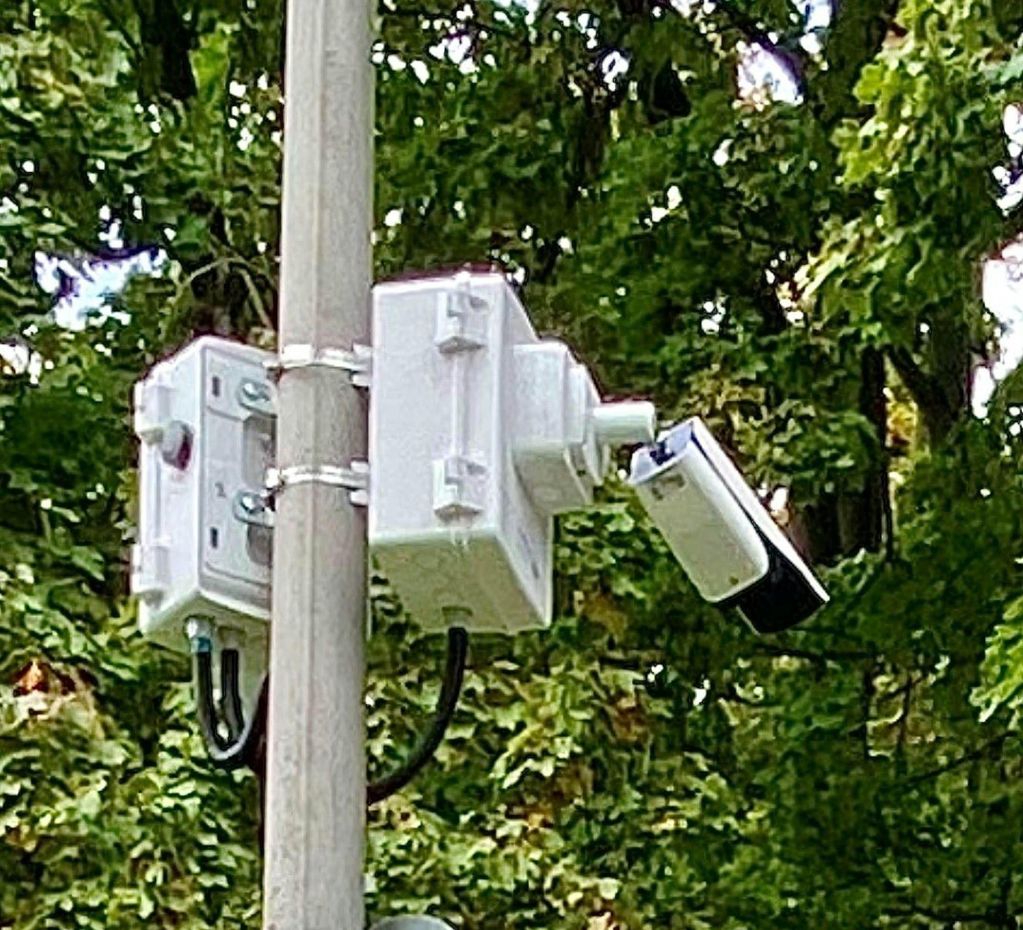 Hightech in der Idylle: Kameras überwachen den Parkraum am Haus am See, die als Kennzeichenscanner Tag und Nacht im Einsatz sind.