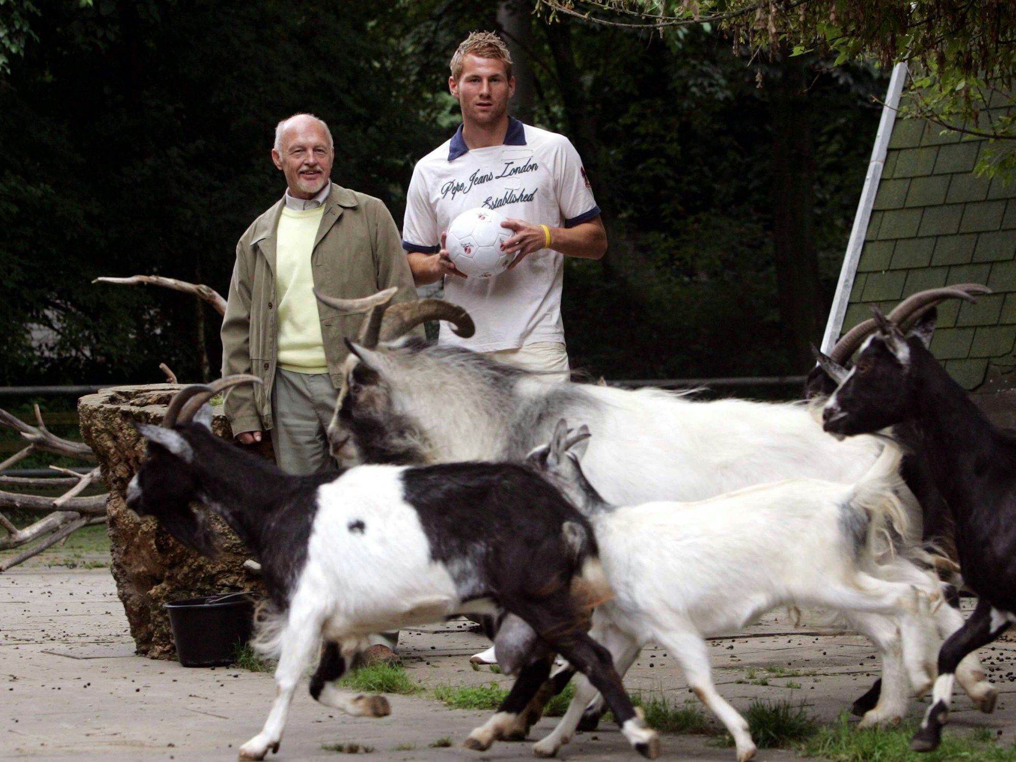 Prof. Dr. Gunther Nogge gemeinsam mit Ex-FC-Profi Lukas Sinkiewicz. Nogge war Pate für eine Geißbock-Ausstellung des 1. FC Köln.