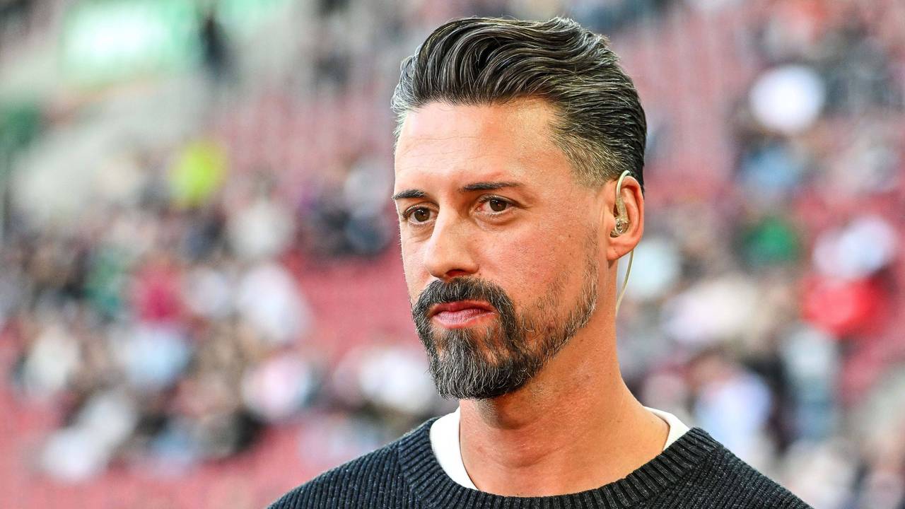 Sandro Wagner am Rande eines Spiels des FC Augsburg.