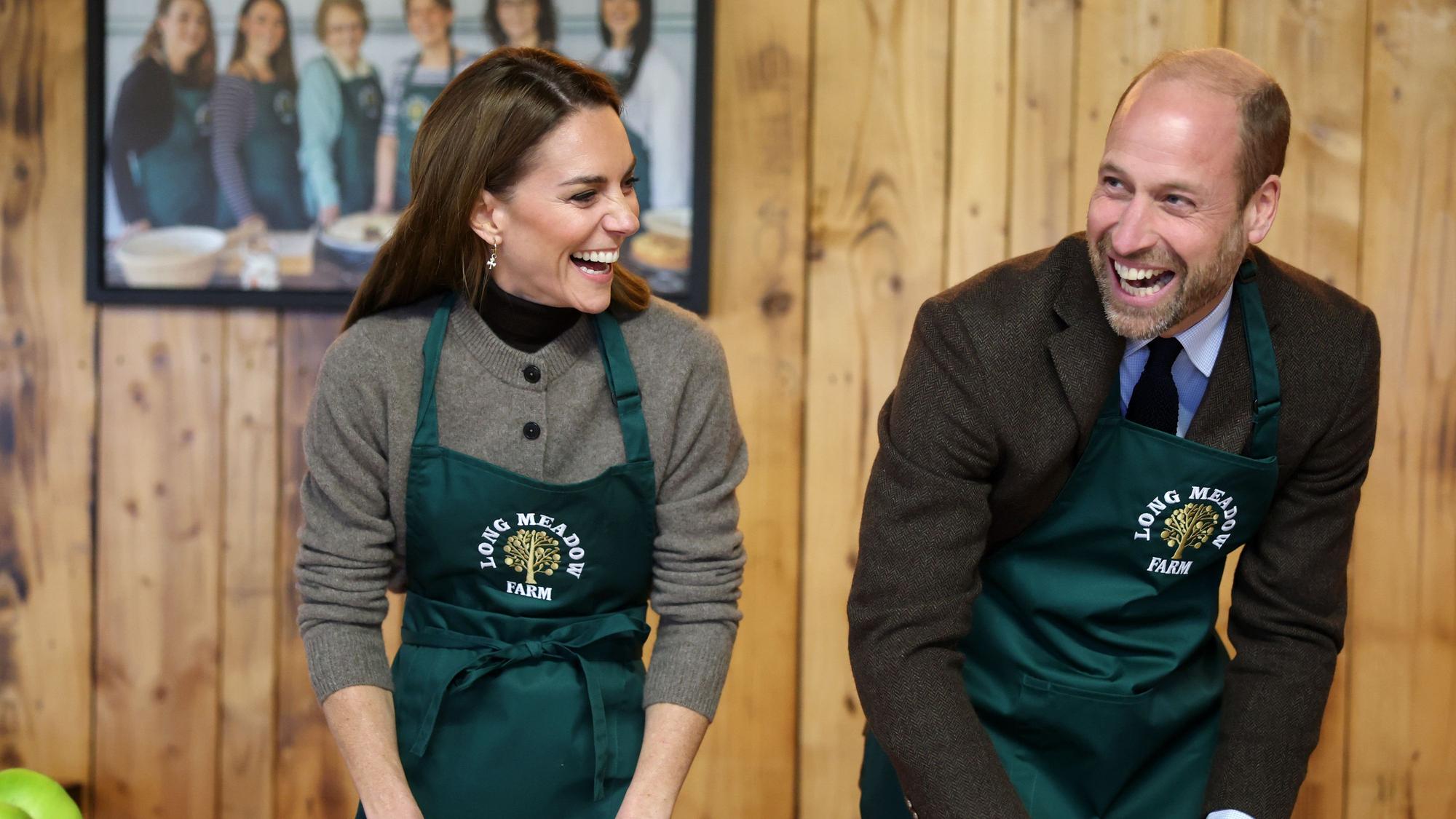 Kate und William schnippeln Äpfel.