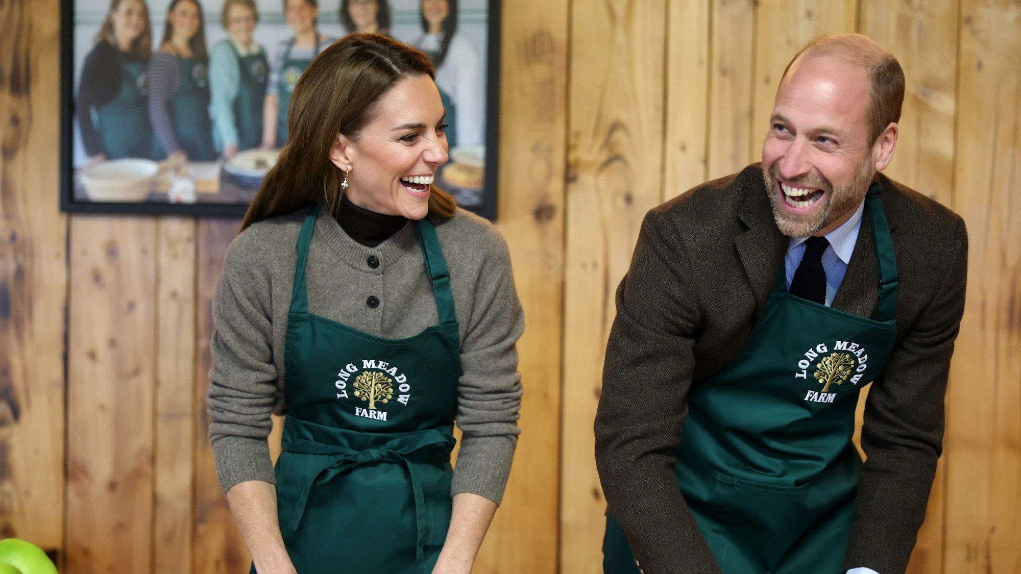 Kate und William schnippeln Äpfel.