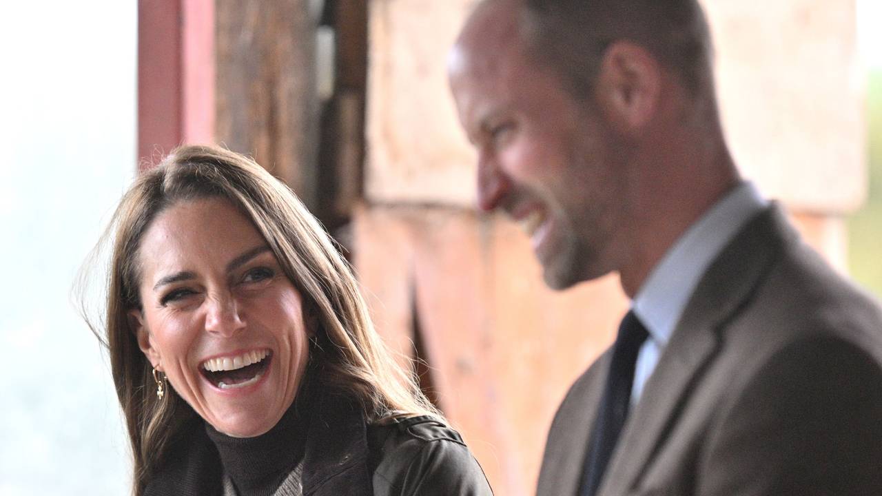 Kate, Princess of Wales, und Prinz William, Prince of Wales, lachen während eines Besuchs bei Mallon Linen in der Nähe von Cookstown in der Grafschaft Tyrone, einem Familienbetrieb, der eine transparente Lieferkette für Flachs und Leinen in Nordirland wiederherstellt.