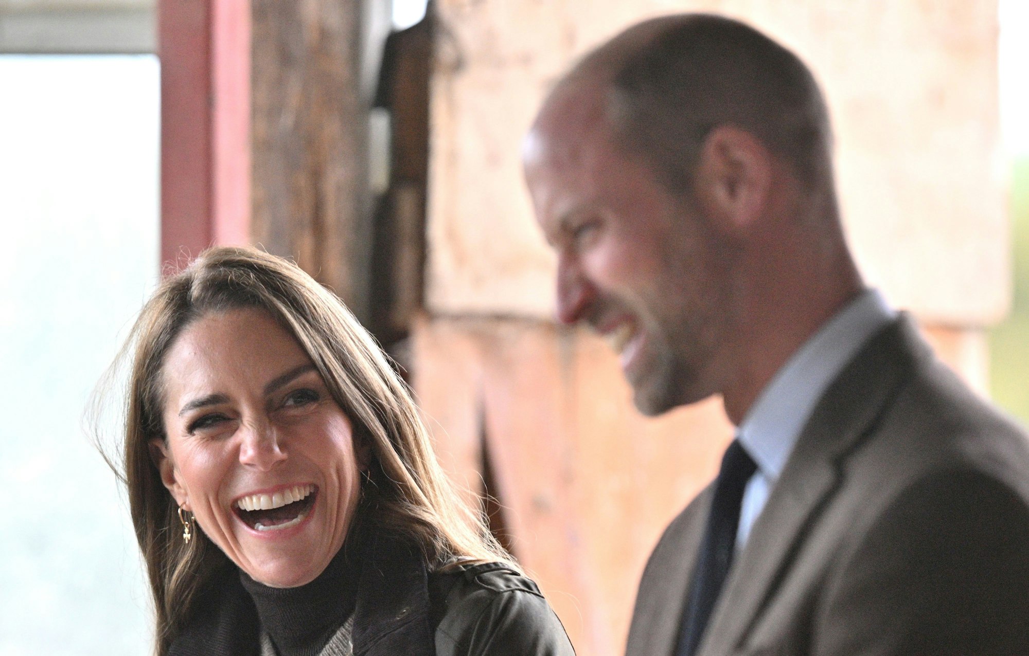 Kate, Princess of Wales, und Prinz William, Prince of Wales, lachen während eines Besuchs bei Mallon Linen in der Nähe von Cookstown in der Grafschaft Tyrone, einem Familienbetrieb, der eine transparente Lieferkette für Flachs und Leinen in Nordirland wiederherstellt.