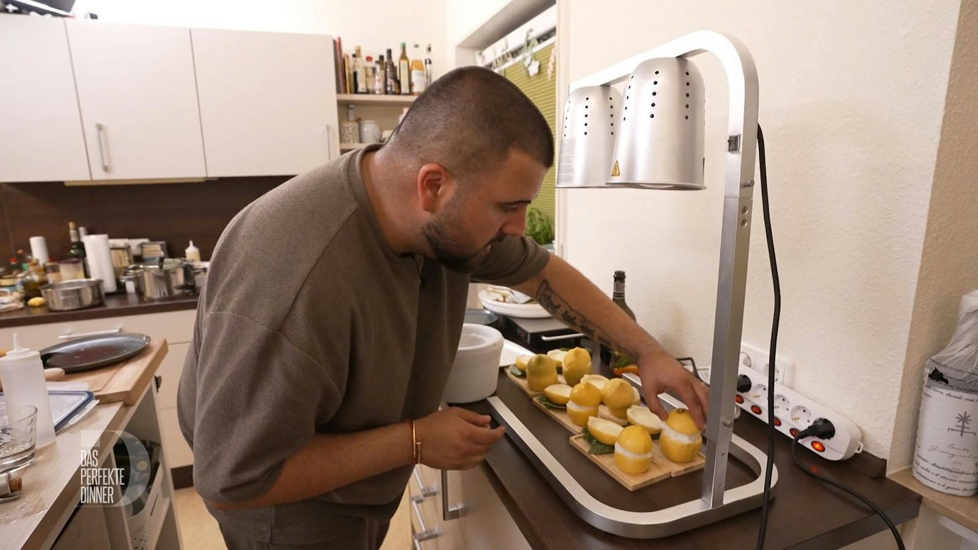 Eine Zitrone ist mit Creme gefüllt, die andere mit Sorbet.
(Bild: RTL)
