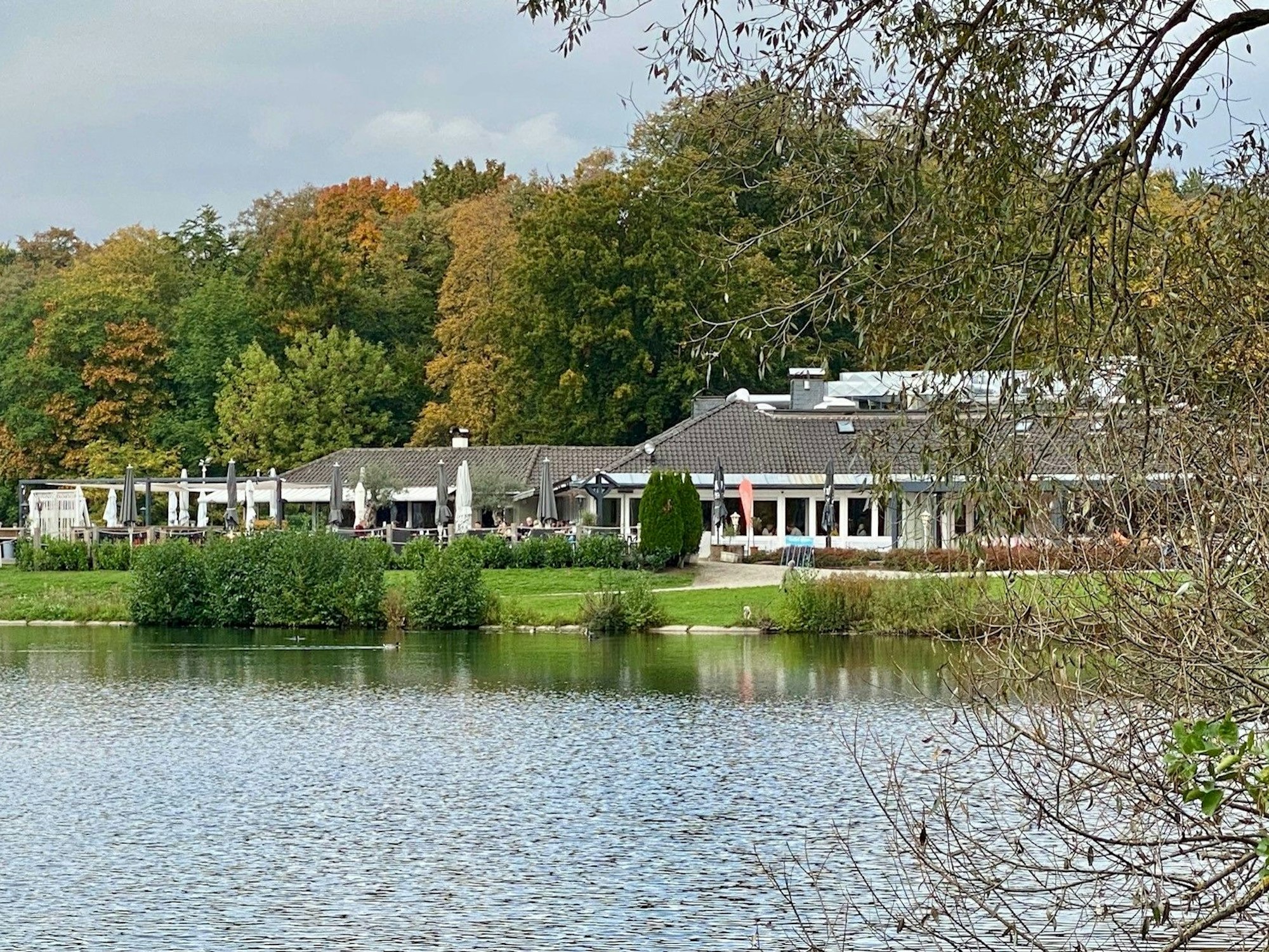 Das Nobelrestaurant Haus am See am Decksteiner Weiher ist eins von Kölns schönsten Ausflugszielen.