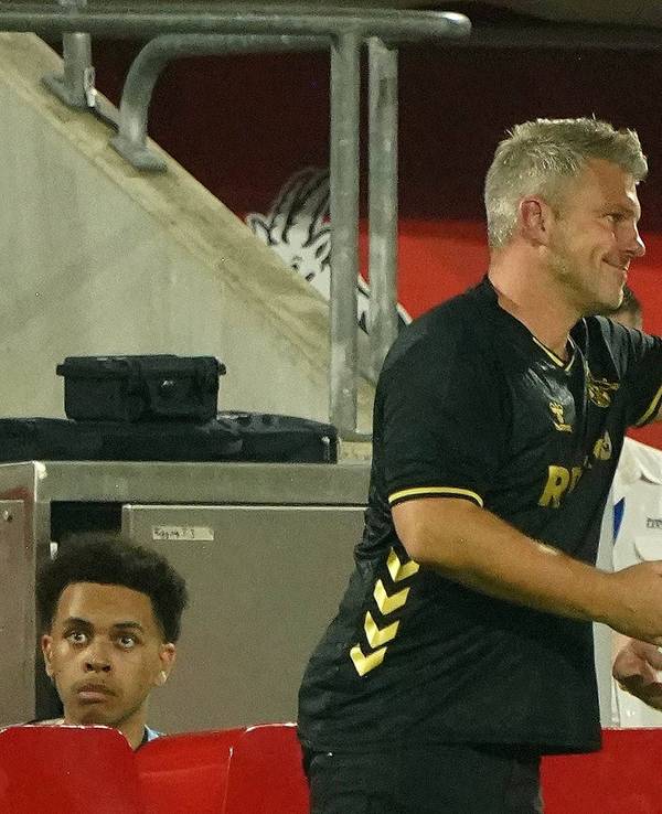 Lukas Kwasniok gratuliert Marius Bülter nach Auswechslung.