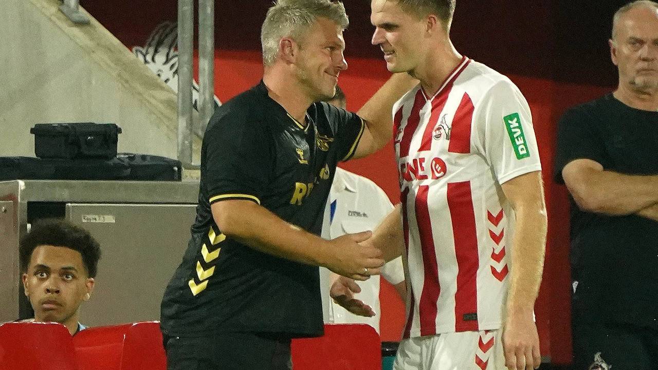 Lukas Kwasniok gratuliert Marius Bülter nach Auswechslung.