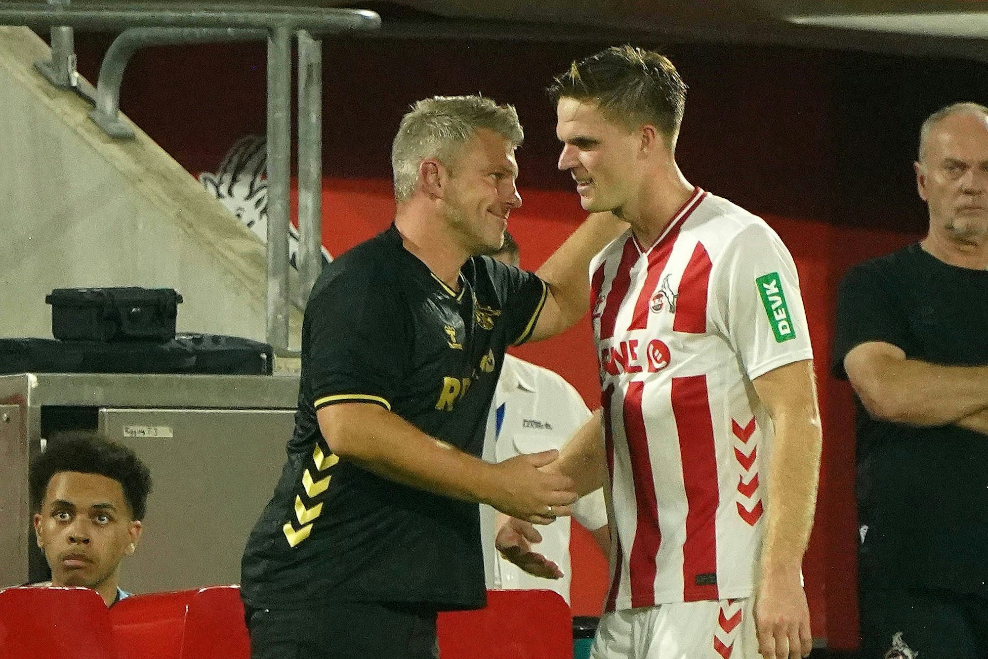 Lukas Kwasniok gratuliert Marius Bülter nach Auswechslung.