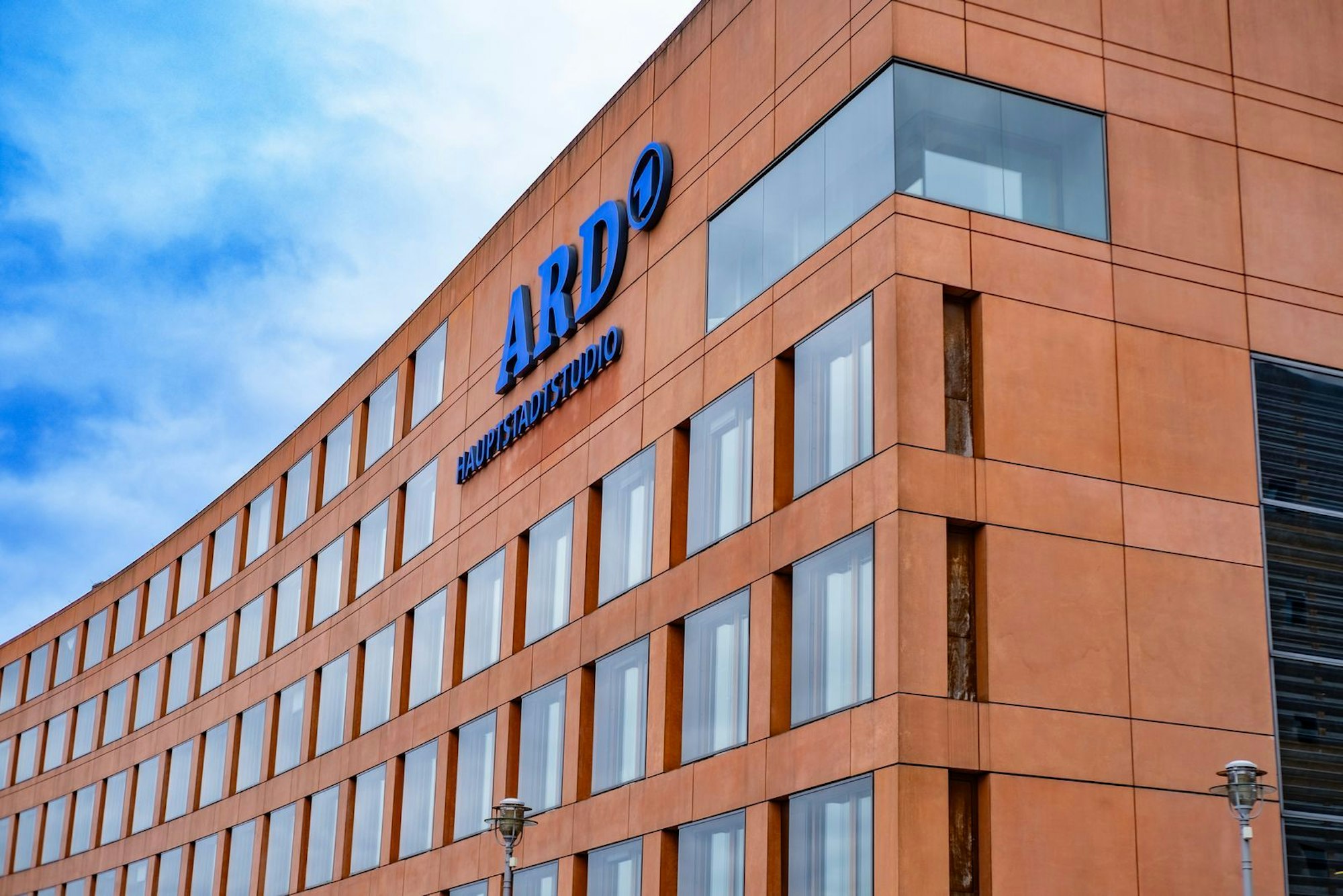 ARD und Co. können aufatmen: Das Bundesverwaltungsgericht in Leipzig hat extrem hohe Hürden bezüglich einer Klage gegen die Rundfunkgebühren festgelegt. (Bild: Victor Golmer)