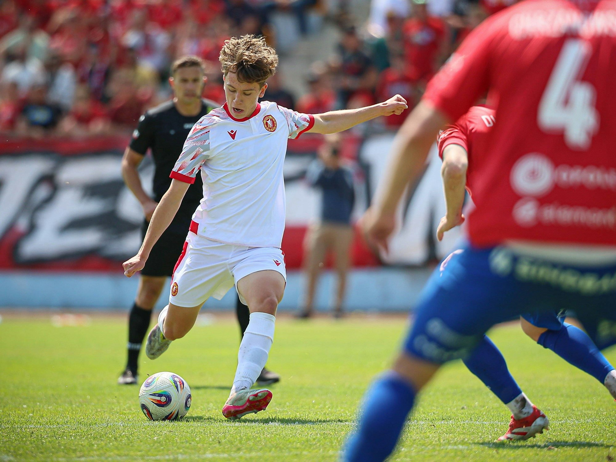 Kuba Nawrocki setzt zum Schuss an.