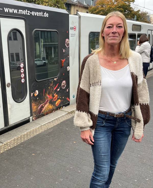 Immer gut gelaunt unterwegs: Sandra Rosenthal von Radio Köln ist neue Stimme der KVB.