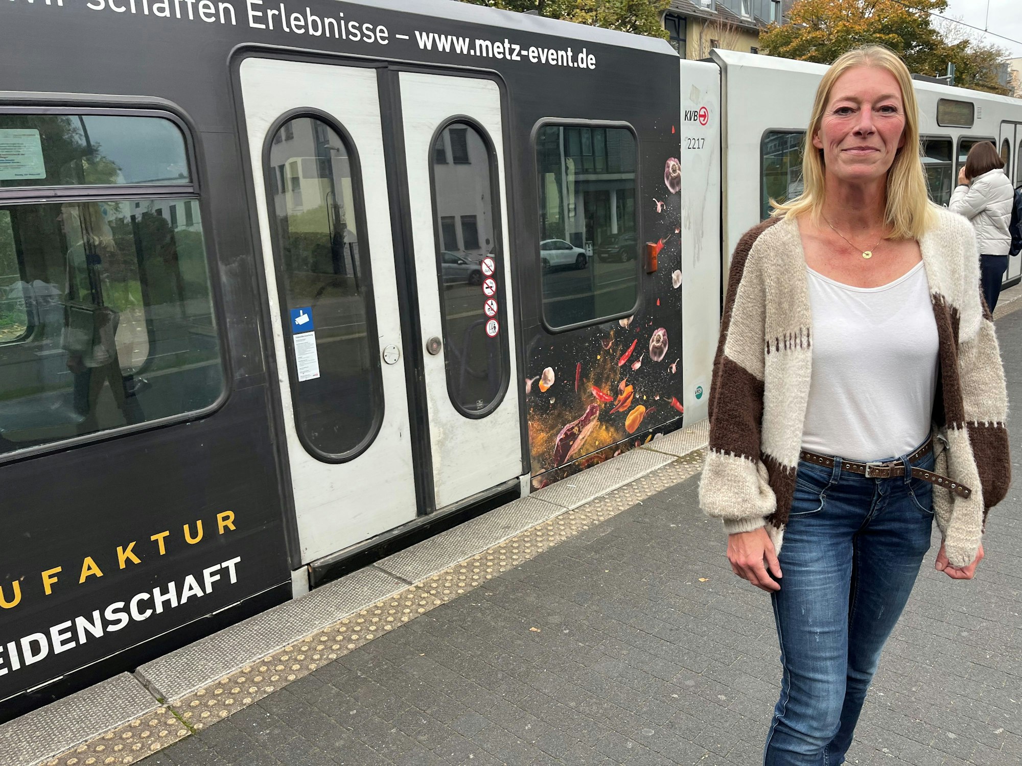 Immer gut gelaunt unterwegs: Sandra Rosenthal von Radio Köln ist neue Stimme der KVB.