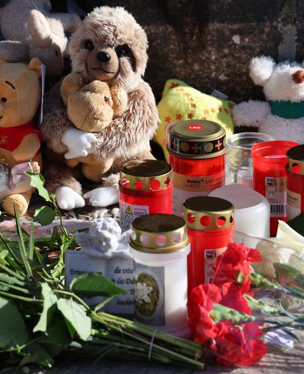 Vor der Marienkirche stehen Grablichter, Blumen und Plüschtiere im Gedenken an den vermissten achtjährigen Fabian.