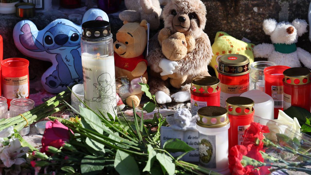 Vor der Marienkirche stehen Grablichter, Blumen und Plüschtiere im Gedenken an den vermissten achtjährigen Fabian.