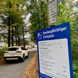 Viel Kleingedrucktes: Blick auf das neue Schild der Parkraumbewirtschaftung vorm Haus am See an der Bachemer Landstraße in Lindenthal.