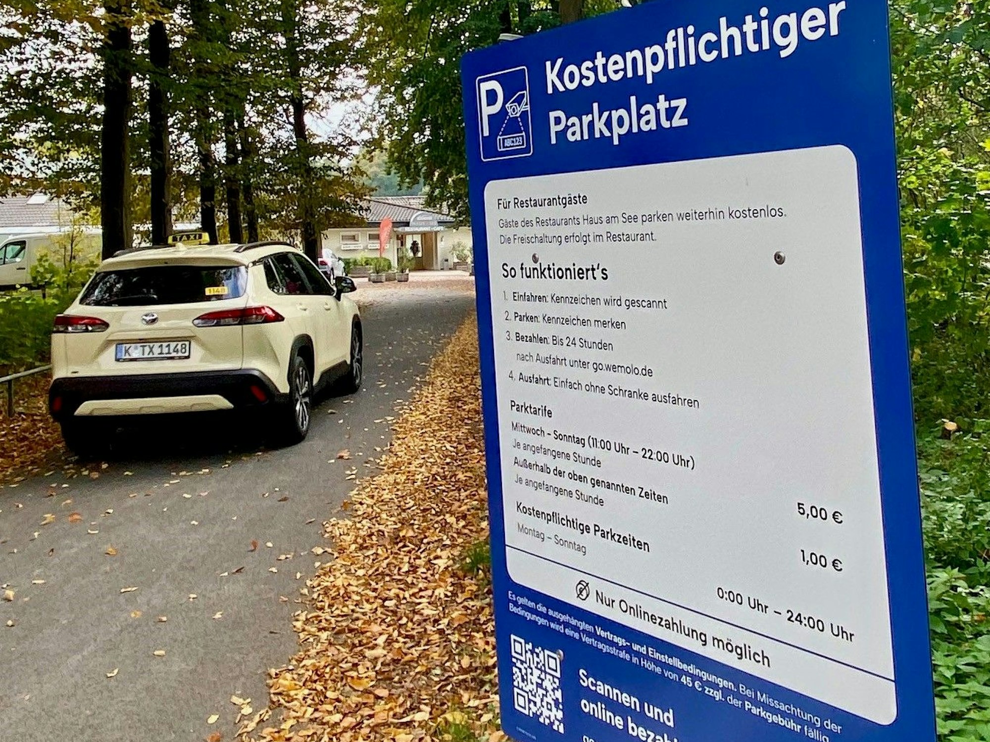 Viel Kleingedrucktes: Blick auf das neue Schild der Parkraumbewirtschaftung vorm Haus am See an der Bachemer Landstraße in Lindenthal.