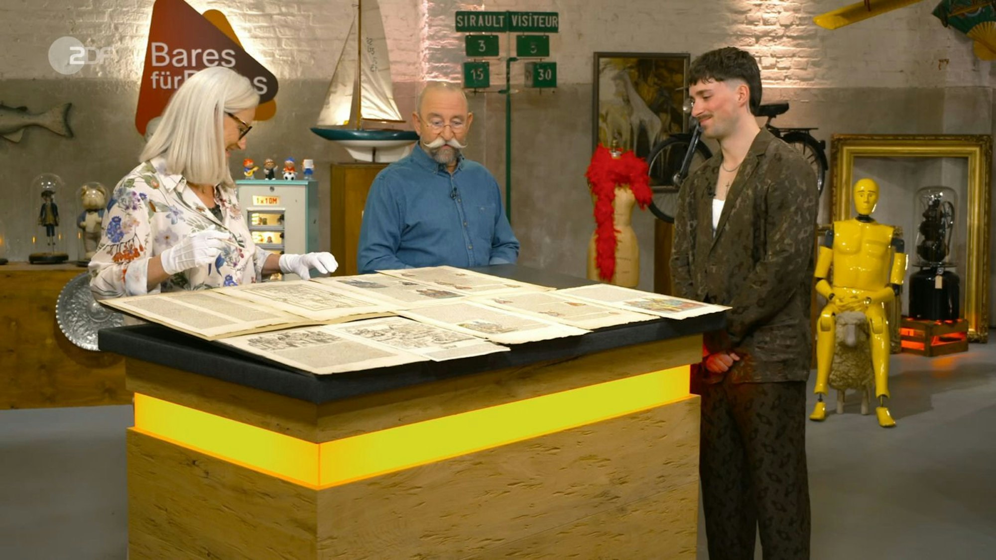 Neun Original-Seiten der Schedelschen Weltchronik aus dem Jahr 1493 sollten doch 600 Euro wert sein, fand Thore. Dr. Friederike Werner taxierte auf über 1.000. (Bild: ZDF)